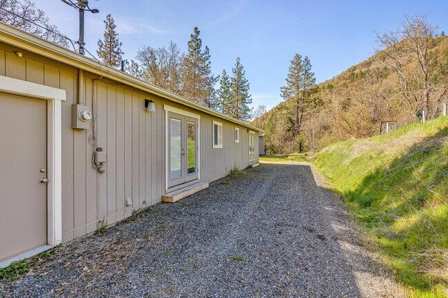 Building Photo - 2677 Humbug Creek Rd