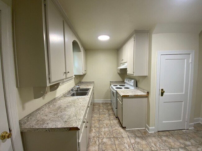 Building Photo - Charming 4 bd, 2 bth with 2 room Master Suite