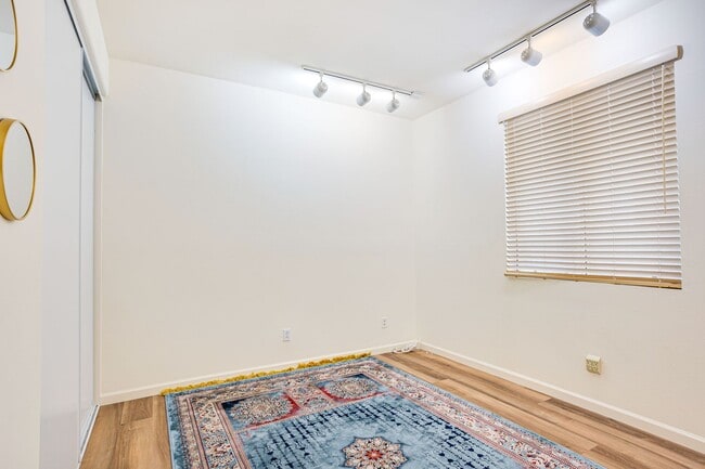 Building Photo - Gorgeous Single story home - walking dista...