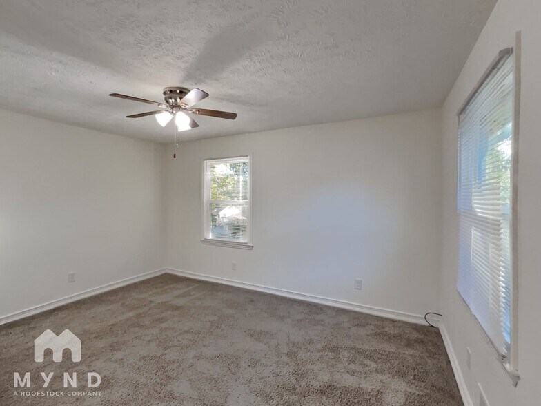 Building Photo - 605 Cedar Ave NW