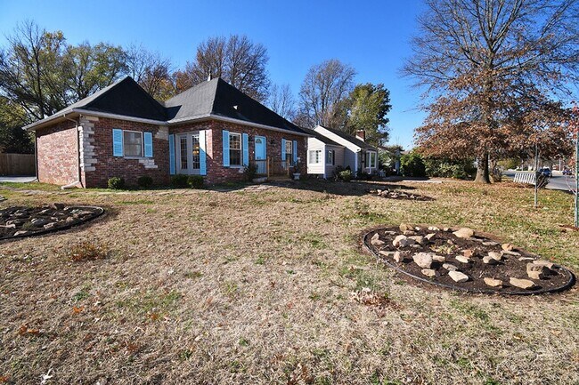 Building Photo - 2 Blocks from MERCY HOSPITAL! FULLY FURNIS...