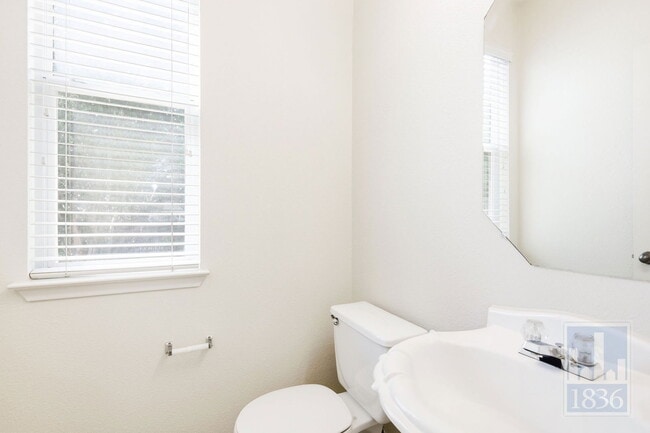 Building Photo - 10520 Fosseway Dr