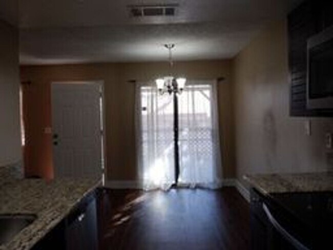 Building Photo - Charming 2nd floor townhome with large, co...