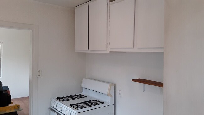 Kitchen Cabinets - 3214 Johnston St