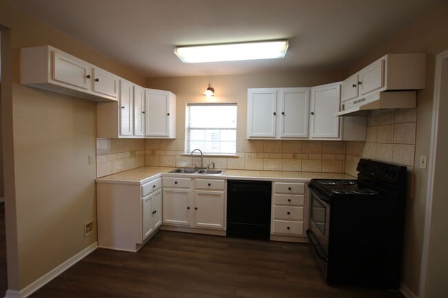 Building Photo - Remodeled 2 bedroom 1 bath rental in West ...