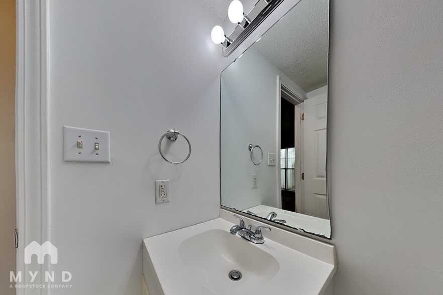 Building Photo - 6325 Mallard View Ln