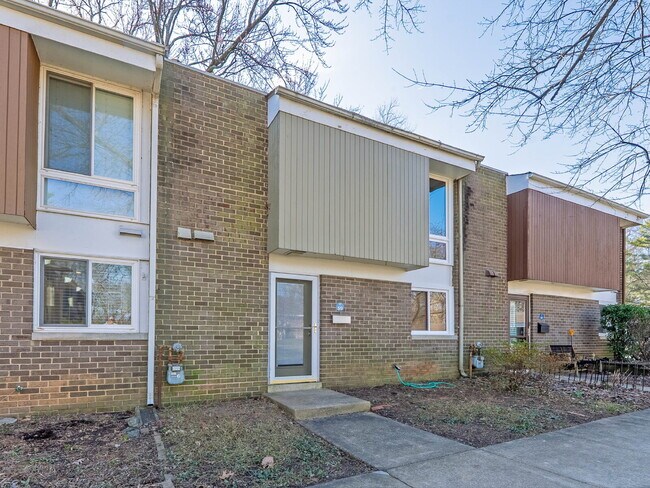 Building Photo - Stylish & Spacious Townhome in Prime Location!