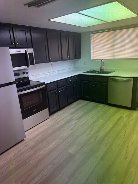 Building Photo - 3322 W Loma Ln