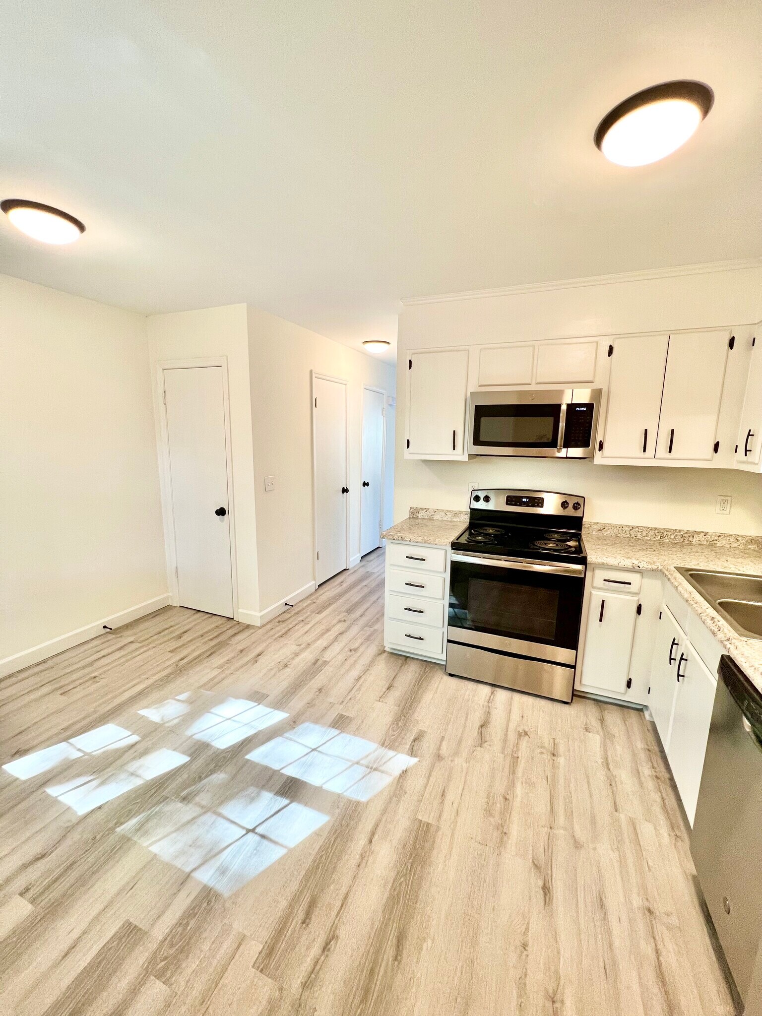 Kitchen/Dining - 276 Fleming Rd