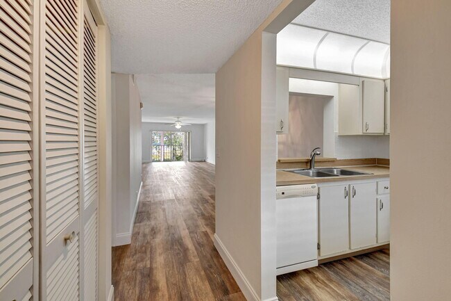 Building Photo - 2845 SW 22nd Ave