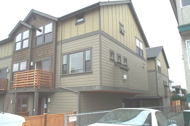 Building Photo - Ballard Townhouse