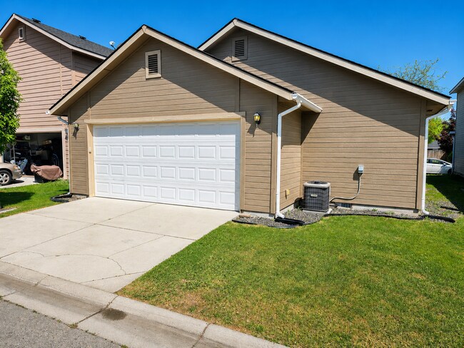 Building Photo - Easy-Living 3 Bed, 2 Bath Home with Double Garage, Pool Access & Private Courtyard
