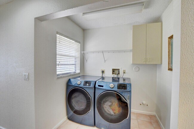 Building Photo - 11511 Island Lakes Ln