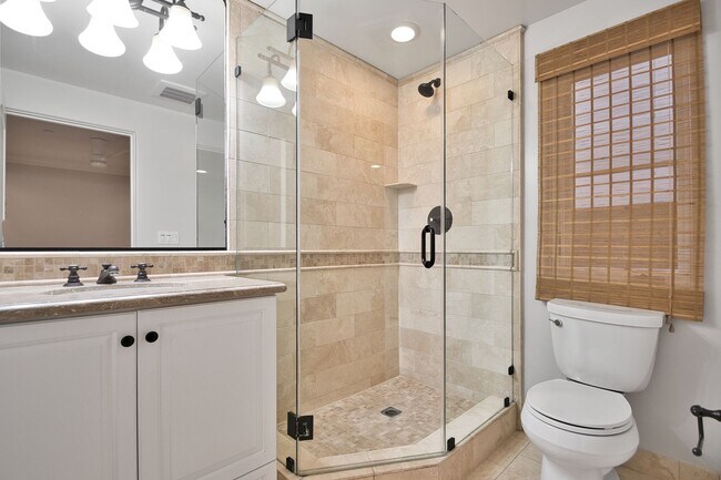 Building Photo - 3 Bed 3.5 Bath Town Home For Lease - Walk to Beach