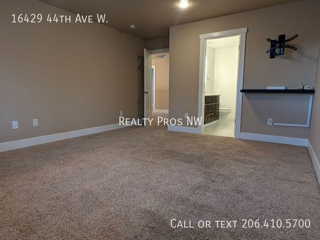 Building Photo - 16429 44th Ave W