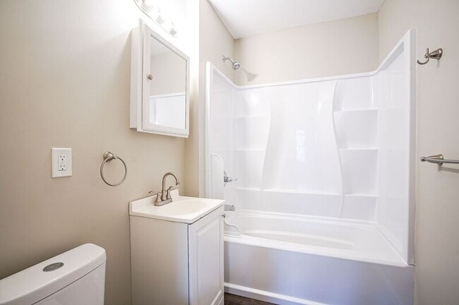 Building Photo - 10-12 River Street