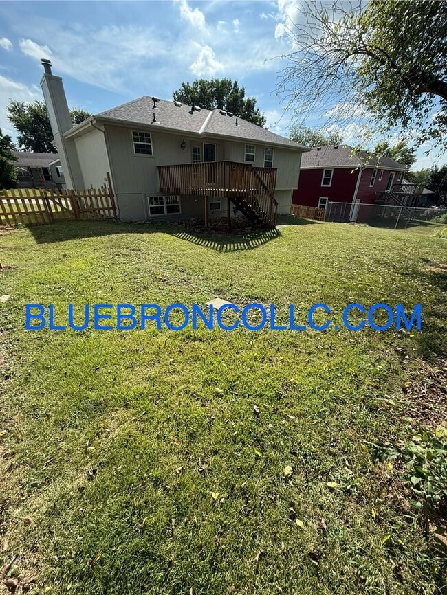 Building Photo - Check out this spacious home with thoughtf...