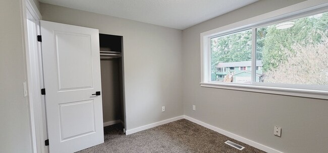 Building Photo - Stunning 4 bedroom House in an amazing location of Puyallup!