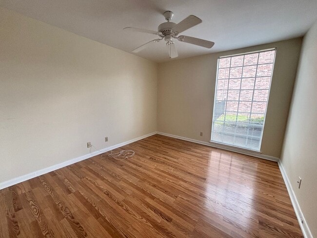 Building Photo - 2 bedroom 2 bath Condo at Carriage Hill