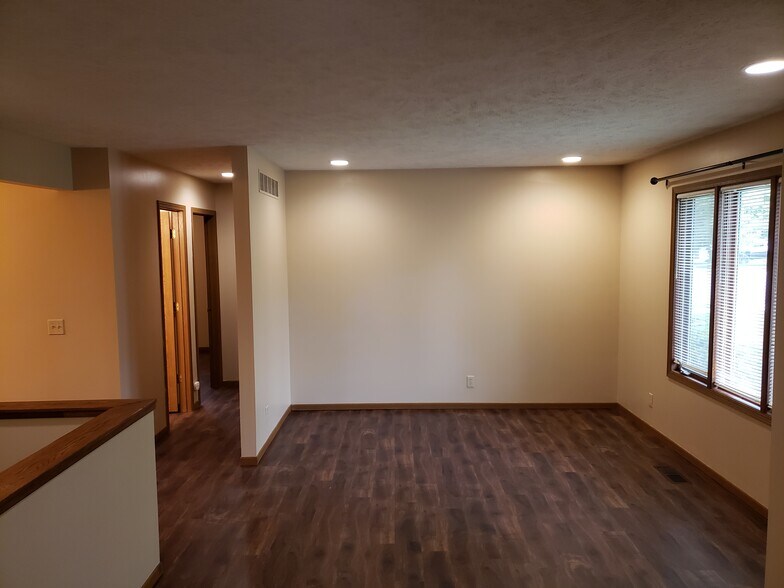 Building Photo - 5501 S 32nd Cir