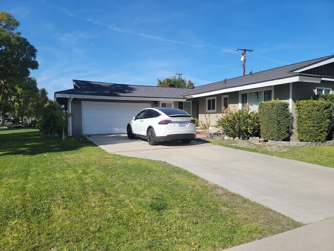 Building Photo - 713 S Meade Ave