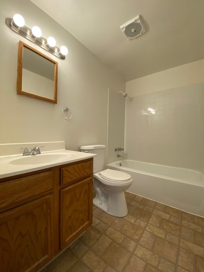 Building Photo - Bright & Spacious Two Bedroom in Zelienopl...