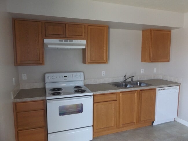 Building Photo - Beautiful Open Floor Plan Featuring Two Be...