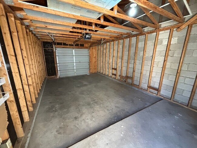 Building Photo - 2 bed 2 bath townhome