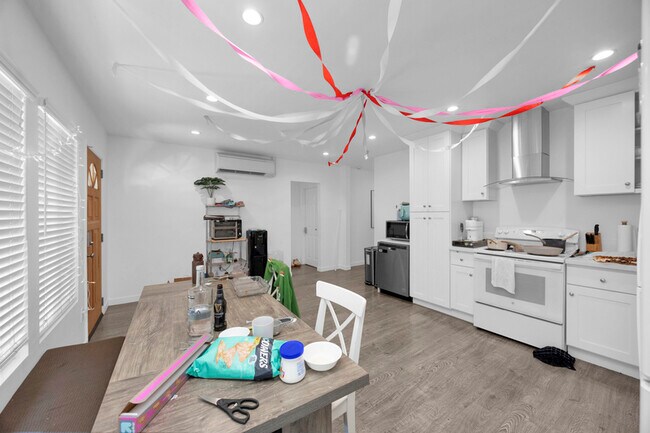 Building Photo - 570 N Cambridge St