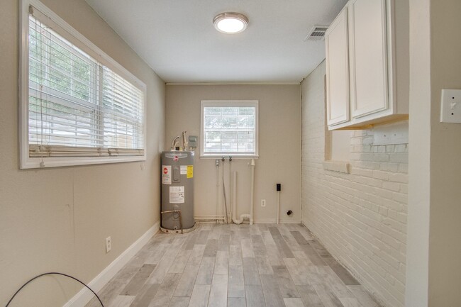 Building Photo - Beautifully Renovated 2BR in Navy Point - ...