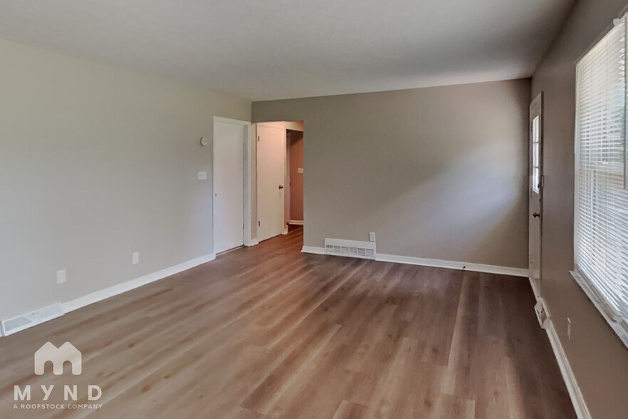 Building Photo - 5621 Oakmont Dr