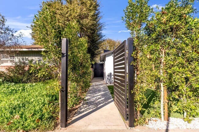 Building Photo - 14753 Hartland St