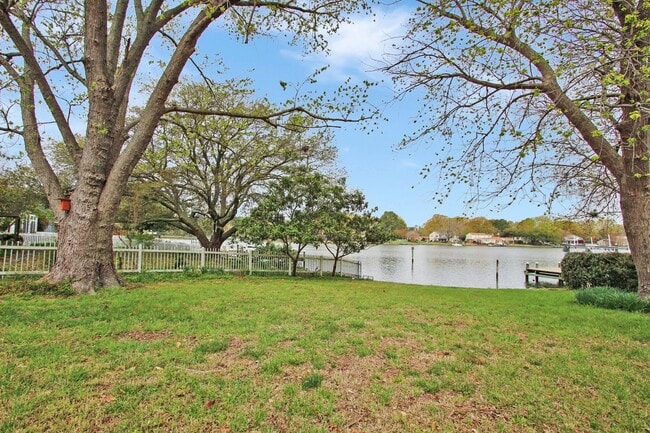 Building Photo - 427 Elizabeth Lake Dr