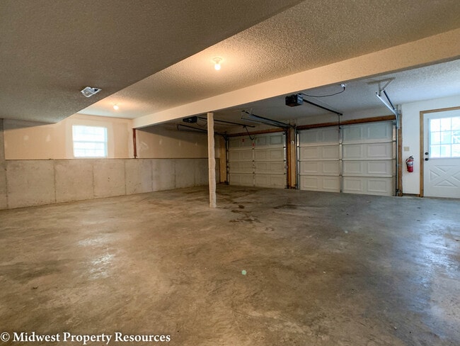 Building Photo - 1216 SW Southgate Dr