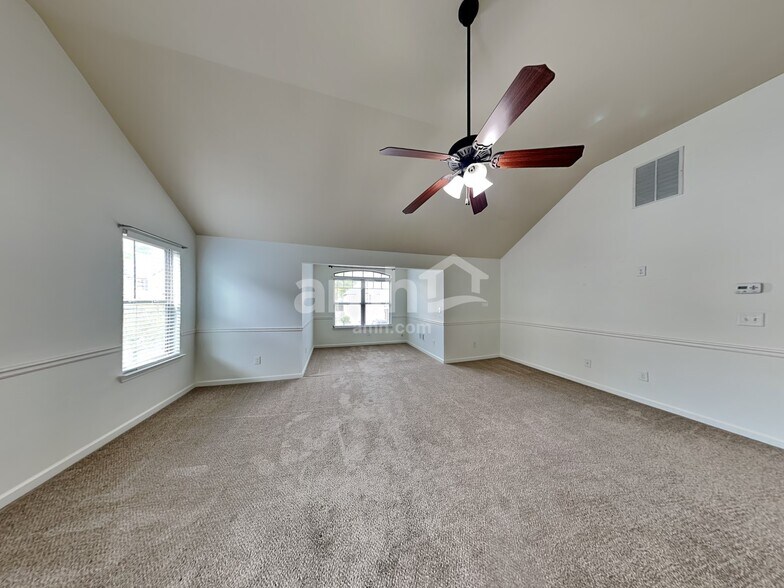 Building Photo - 272 Oak Branch Dr
