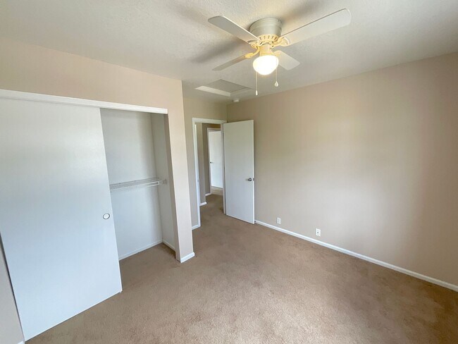 Building Photo - 4 Bedroom Home Available Near N Powers Bl ...