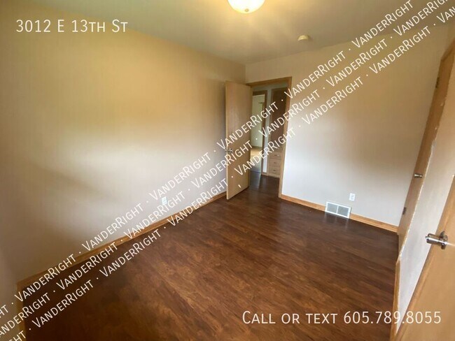 Building Photo - 3012 E 13th St