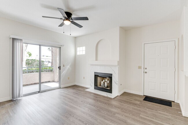 Building Photo - Spacious and Stylish Green Valley First-Floor Unit!!