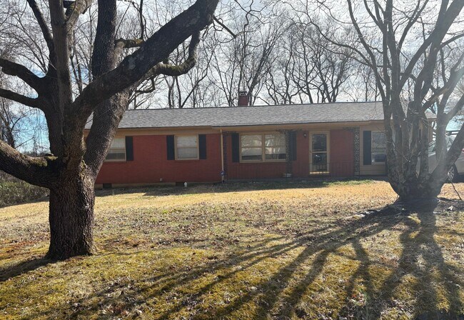 Primary Photo - Cozy 4BR One Level Home with Extra Storage and Covered Deck in Knoxville