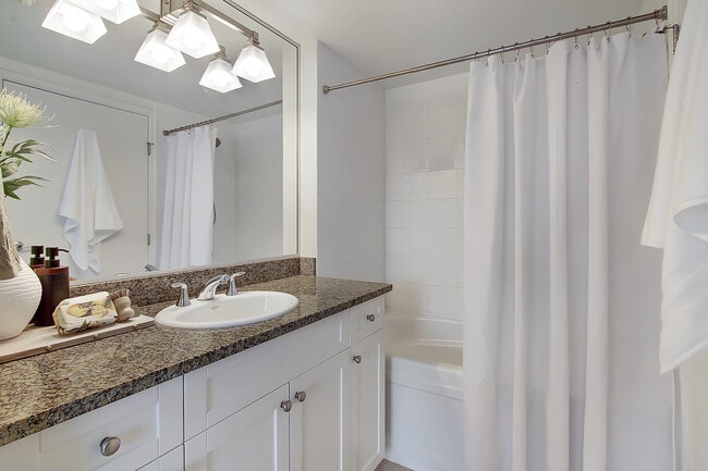 Building Photo - 1420 Terry Ave