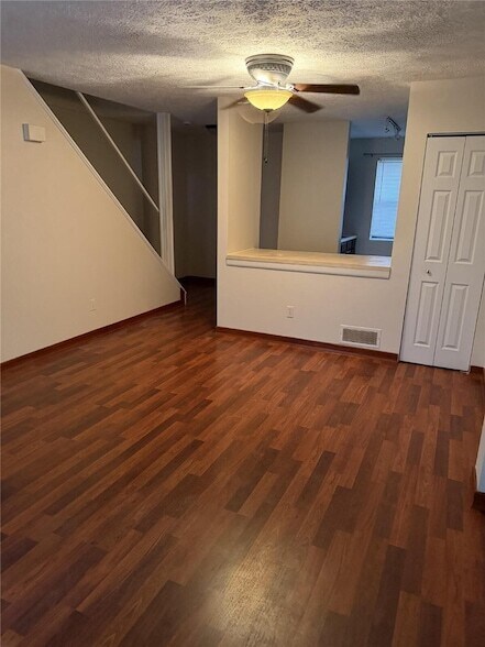Building Photo - 210 Woodhaven Dr