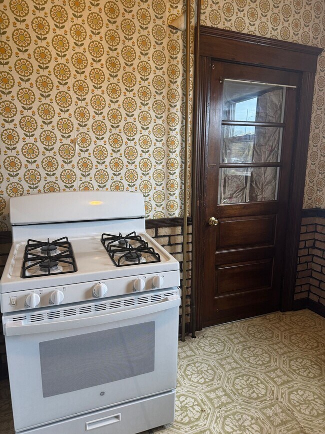 Building Photo - Newly Renovated 3 bedroom/1 bath Apartment!