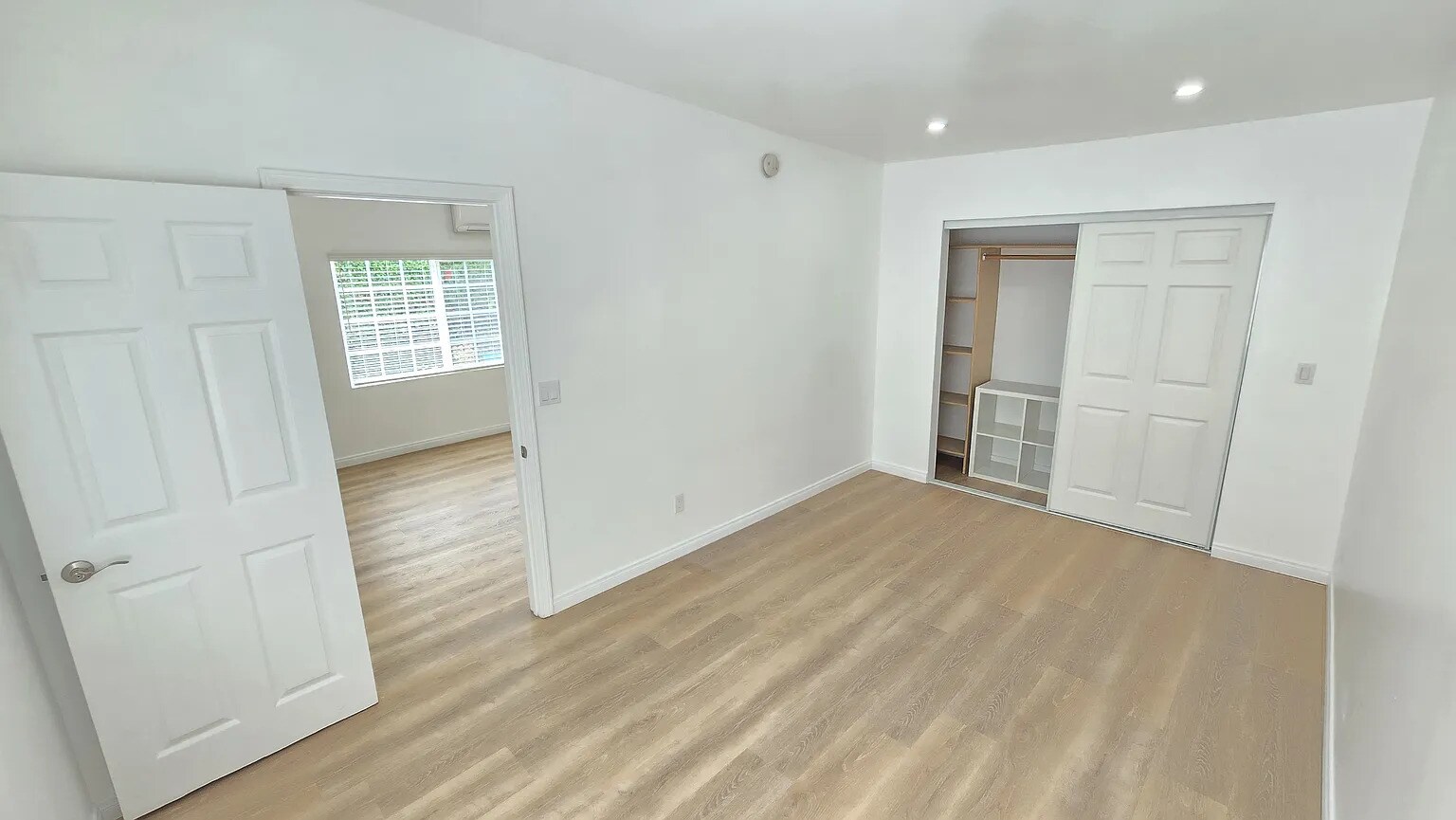 bedroom - 1041 N Edinburgh Ave