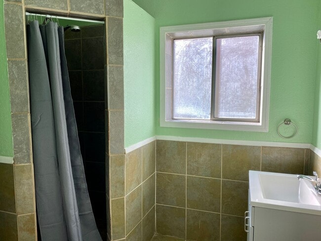 Building Photo - 1930's Bungalow Charmer, 2bdrm, 1 bath hou...