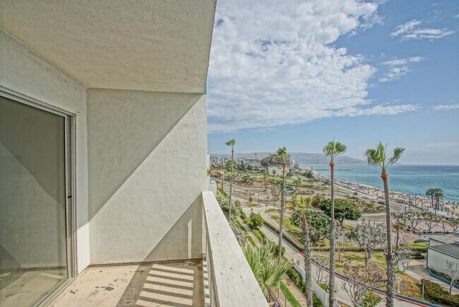 Building Photo - 2BR/2BA Condo with Stunning Ocean Views & ...