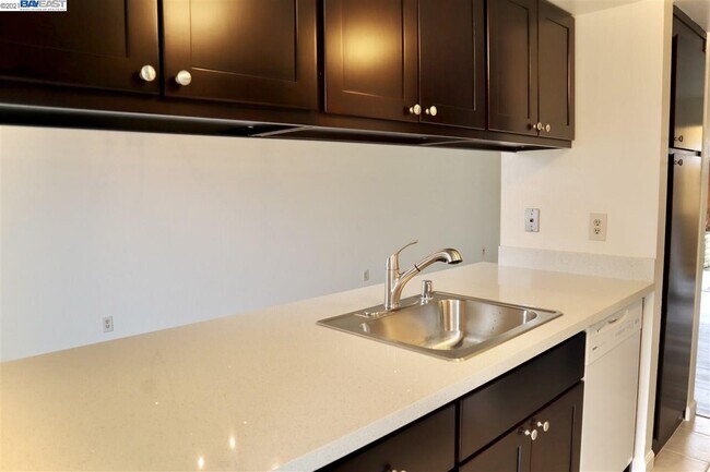 Building Photo - 5554 Roundtree Common