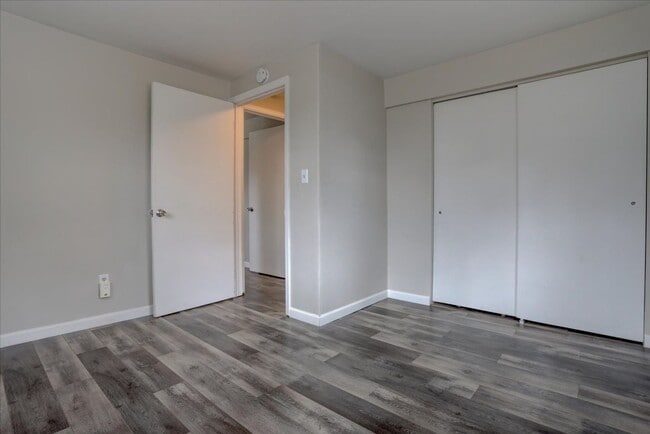 Building Photo - 2 bedroom 1 bathroom- lower unit