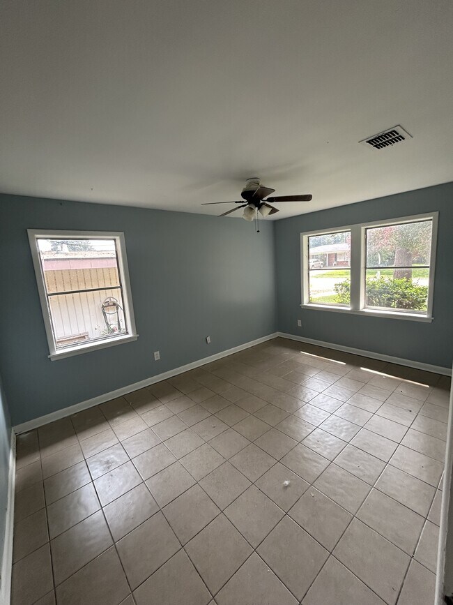 Building Photo - 1203 Caroline Dr