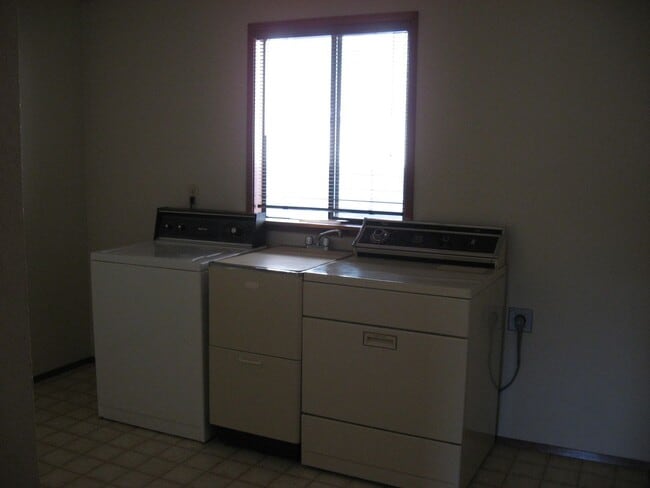 Building Photo - 824 SE Jensen St