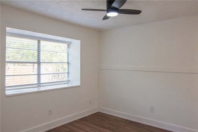 Building Photo - 3213 Heatherwood Dr